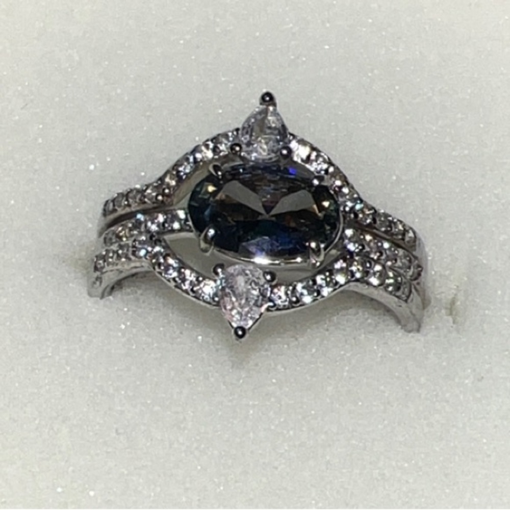 Dazzling Silver Women's Ring with Blue Gemstone